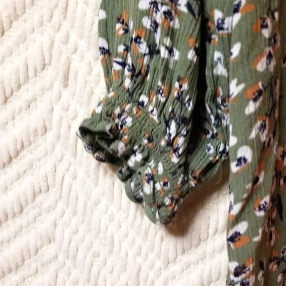 Fun 2 Fun Floral Flowy 3/4 Sleeve Blouse - Picture 2 of 6